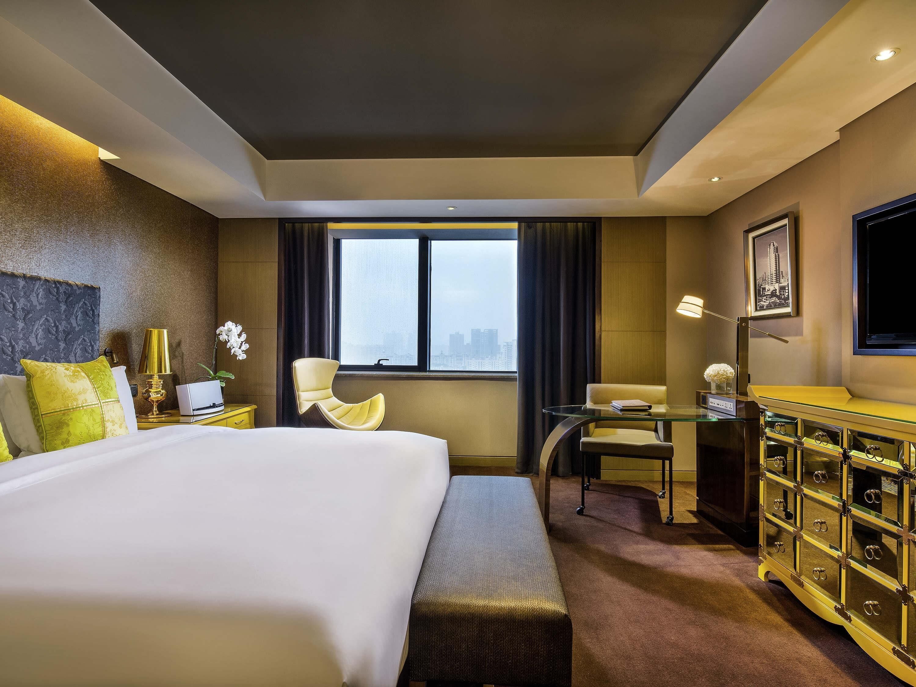 Superior Room, 1 King Bed, Club Lounge Access | 1 bedroom, premium bedding, down comforters, minibar