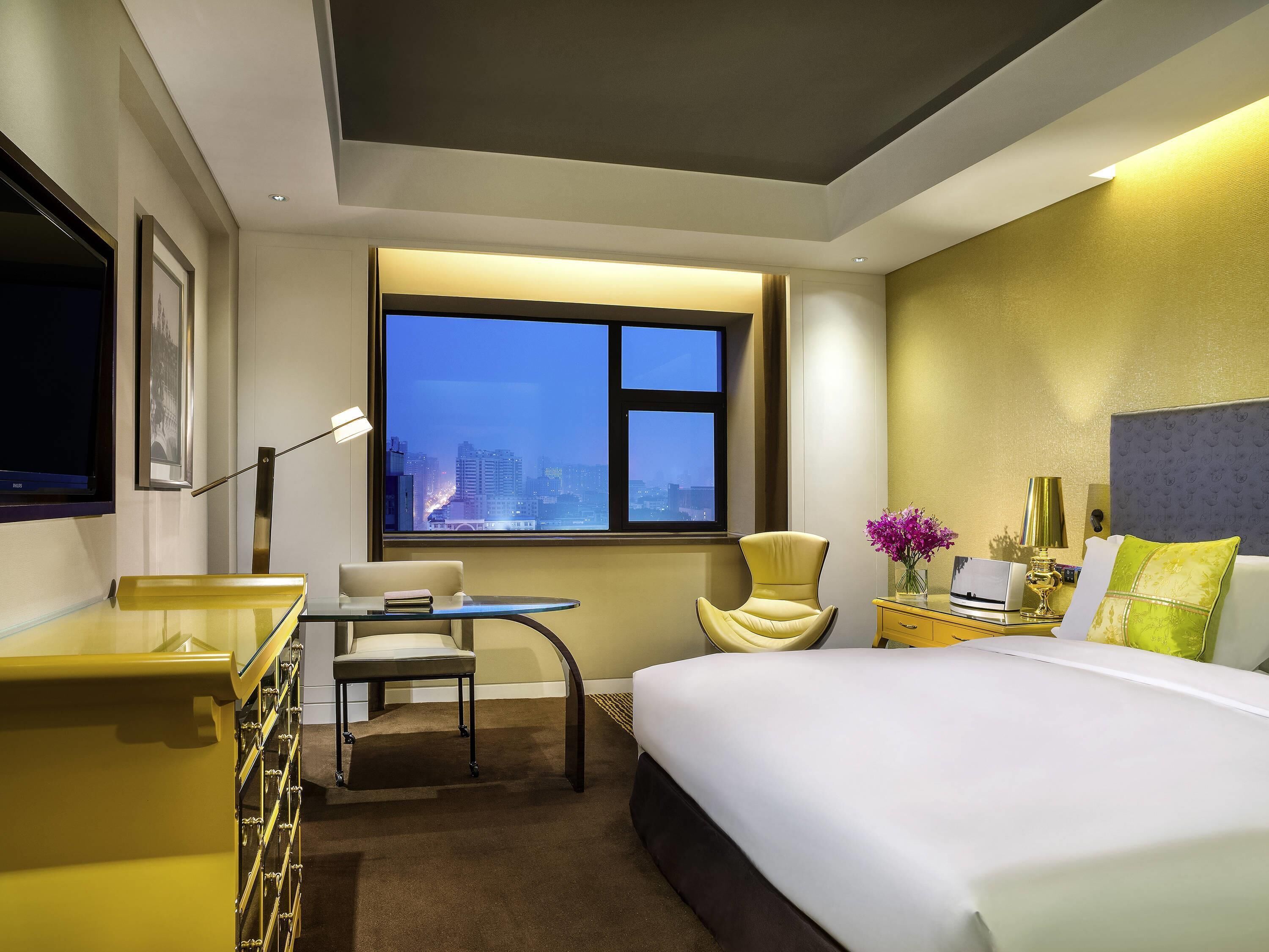 Superior Room, 1 King Bed | 1 bedroom, premium bedding, down comforters, minibar