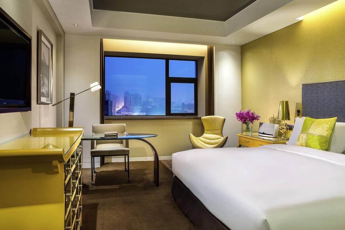 Superior Room, 1 King Bed | 1 bedroom, premium bedding, down comforters, minibar
