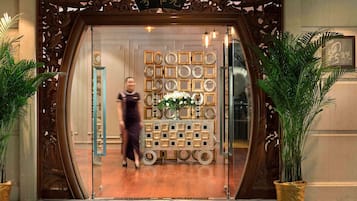 3 restaurants, breakfast served