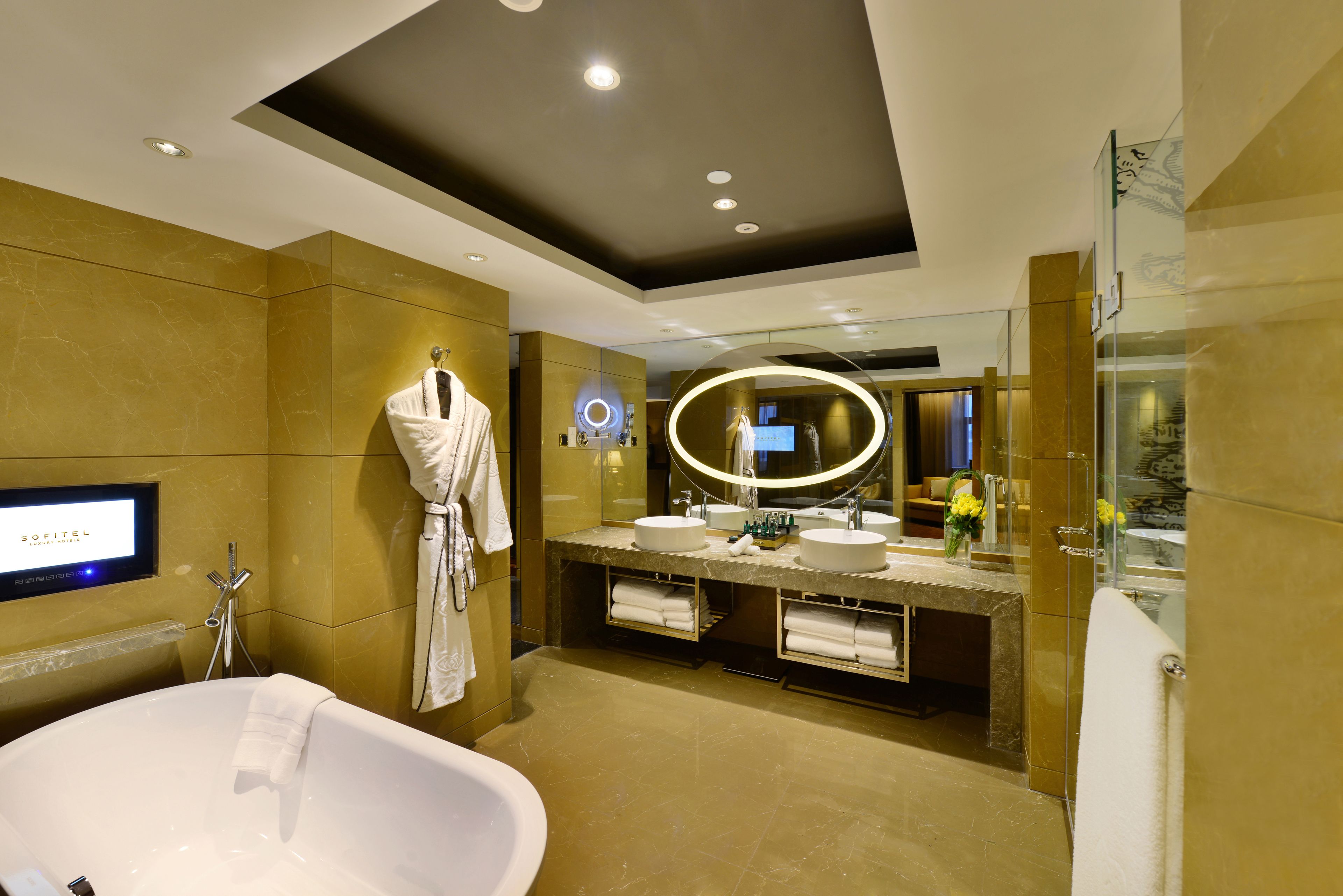 junior suite, 1 bedroom | bathroom | free toiletries, hair dryer, bathrobes, slippers