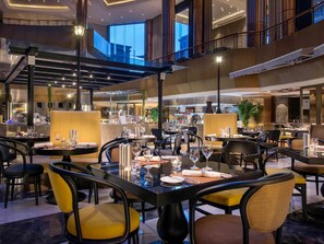 3 restaurants, breakfast served