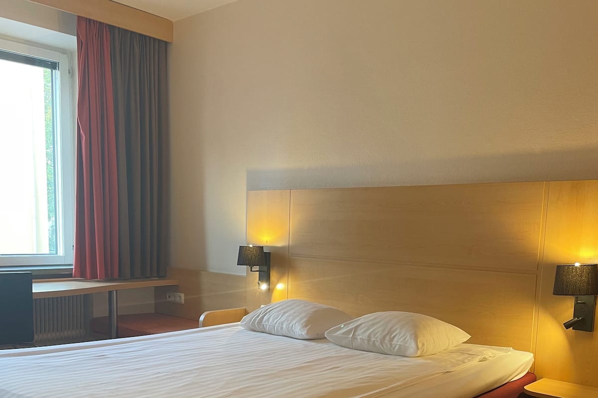 Good Morning Double Room | Bureau, rideaux occultants, Wi-Fi gratuit, draps fournis