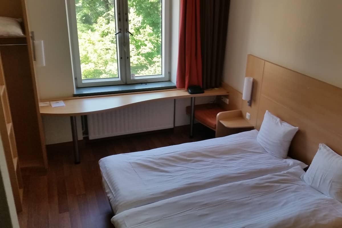 Good Morning Twin Room | Bureau, rideaux occultants, Wi-Fi gratuit, draps fournis