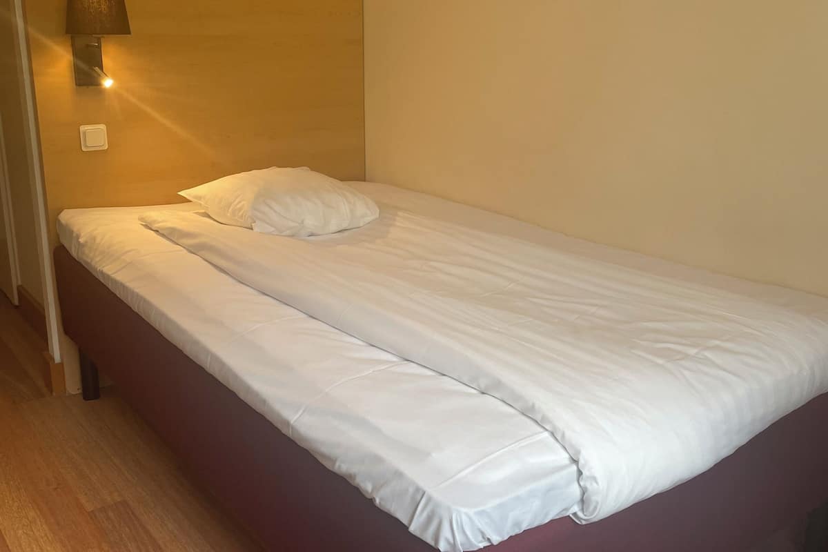 Good Morning Single Room | Bureau, rideaux occultants, Wi-Fi gratuit, draps fournis