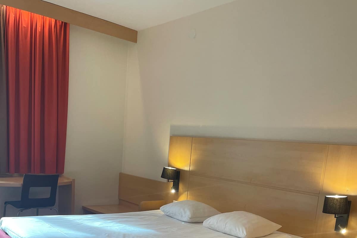 Good Morning Triple Room | Bureau, rideaux occultants, Wi-Fi gratuit, draps fournis