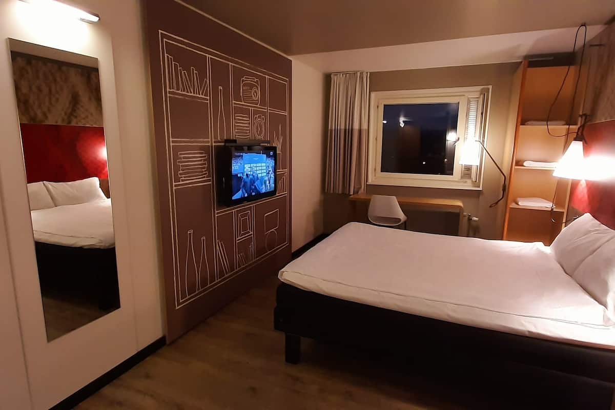 Desk, iron/ironing board, free WiFi, bed sheets