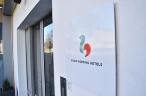 A sign for Good Morning Hotels with a logo and name. - Good Morning+ Hägersten (Hägersten)