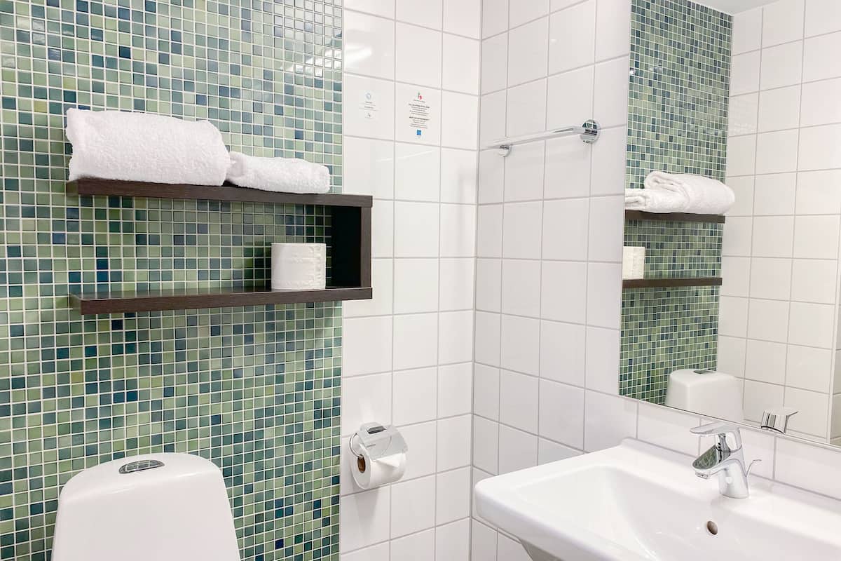 good morning single room | bathroom | shower, eco-friendly toiletries, towels