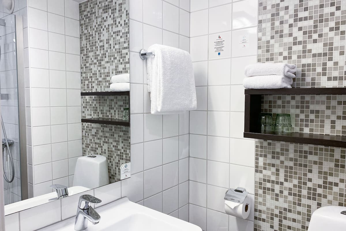 good morning twin room | bathroom | shower, eco-friendly toiletries, towels
