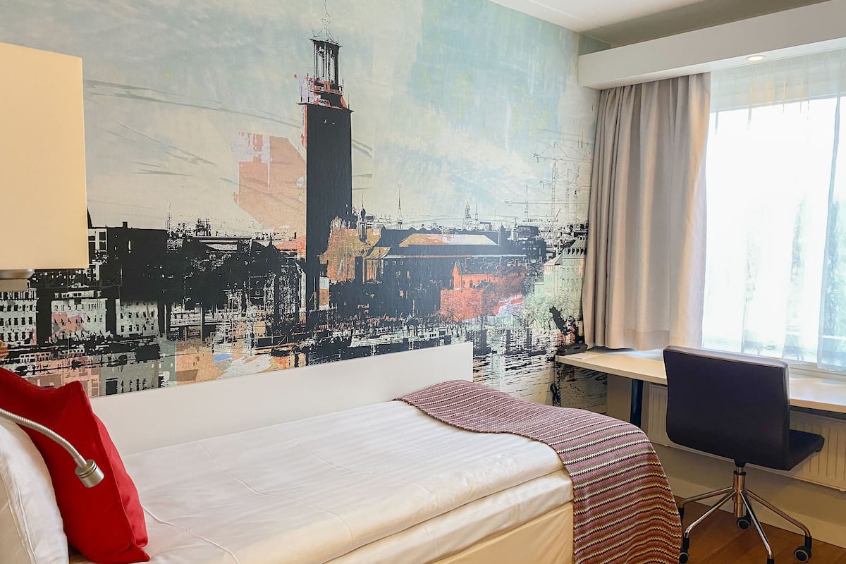 good morning single room | 1 bedroom, desk, blackout curtains, bed sheets