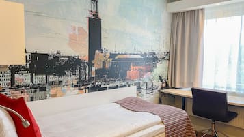 Good Morning Single Room | Bàn, màn/rèm cản sáng, bộ trải giường