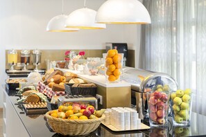 A buffet with various fruits, pastries, and beverages. - Good Morning+ Hägersten (Hägersten)