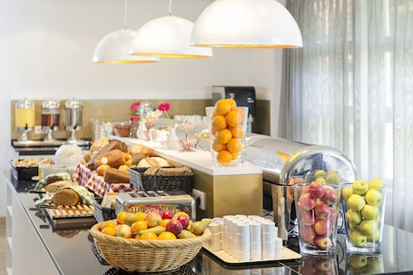 Desayuno buffet diario (SEK 125 por persona). Good Morning+ Hägersten