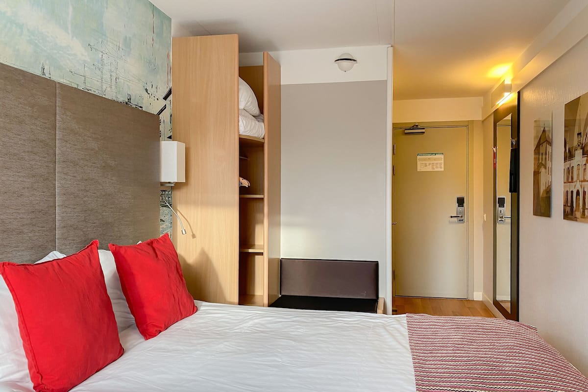 good morning double room | 1 bedroom, desk, blackout curtains, bed sheets