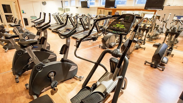 A gym with multiple treadmills, stationary bikes, and elliptical machines. - Good Morning+ Hägersten (Hägersten)