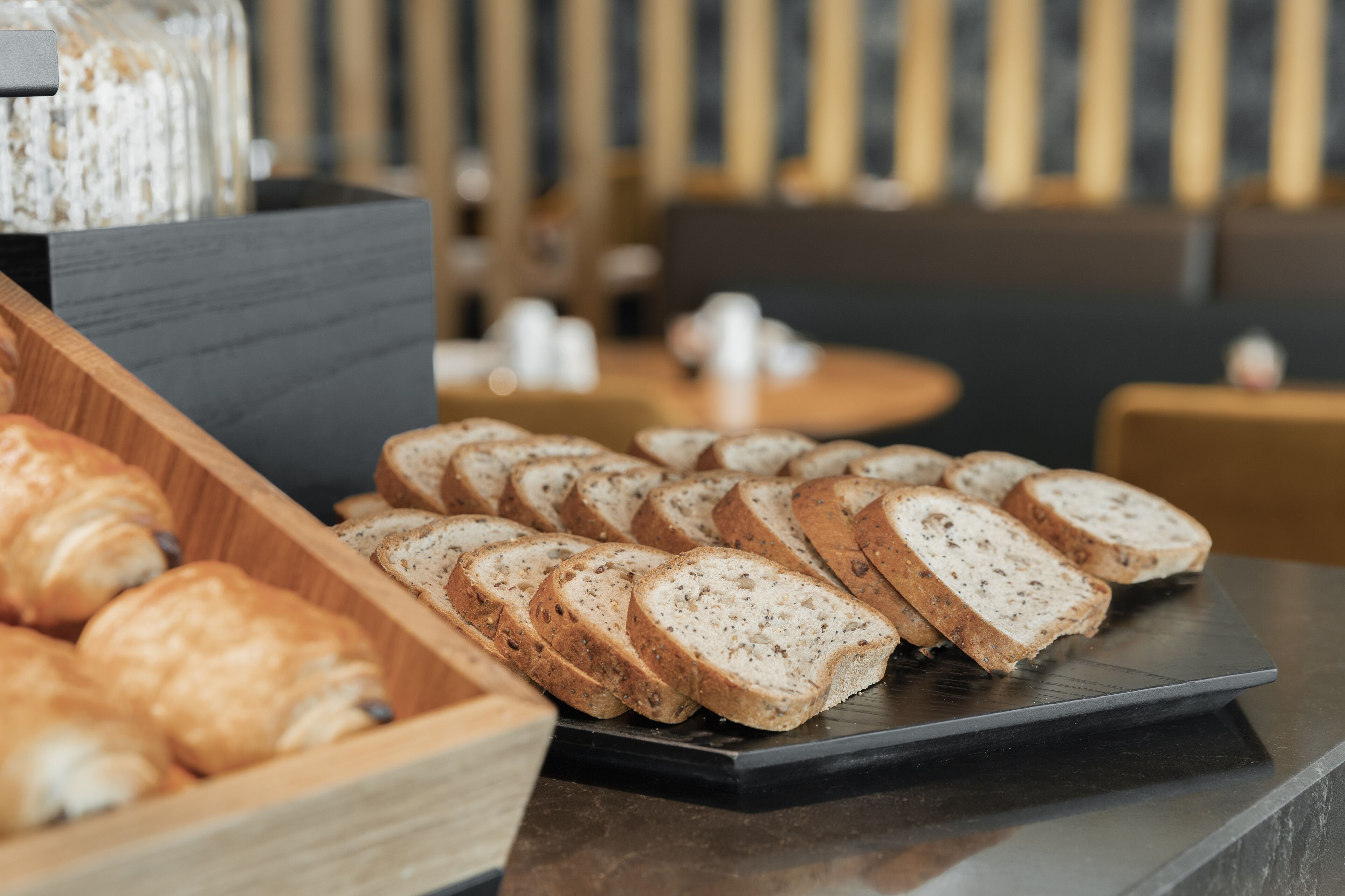 Ein Frühstücksbuffet mit Brot und Croissants.