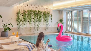 Piscine couverte, chaises longues