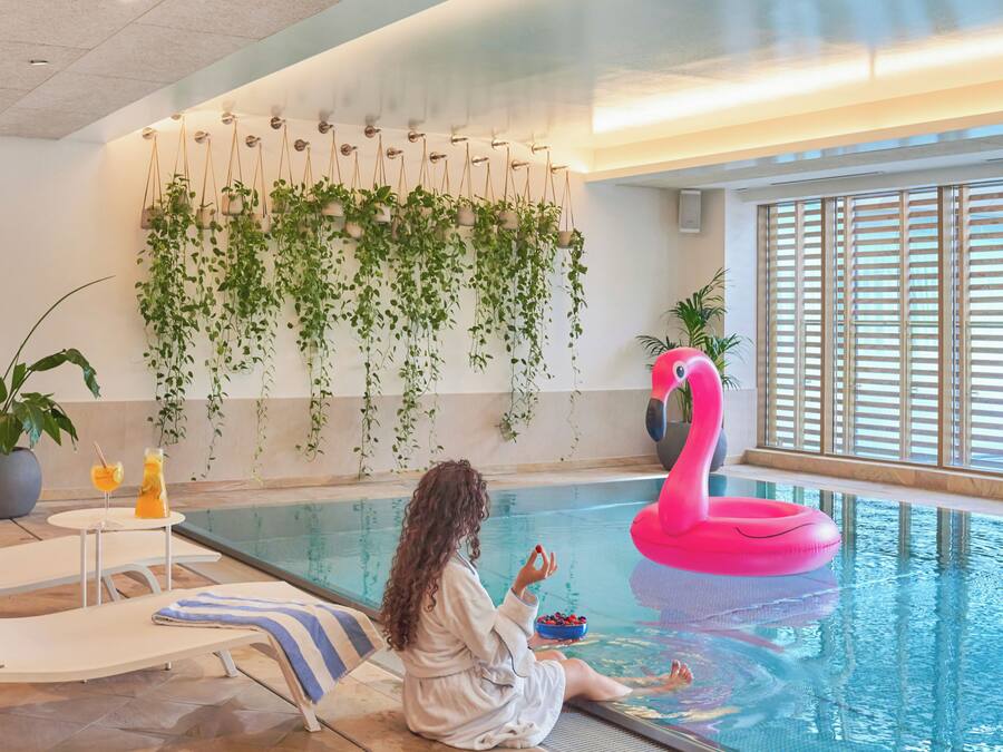 Indoor pool, sun loungers
