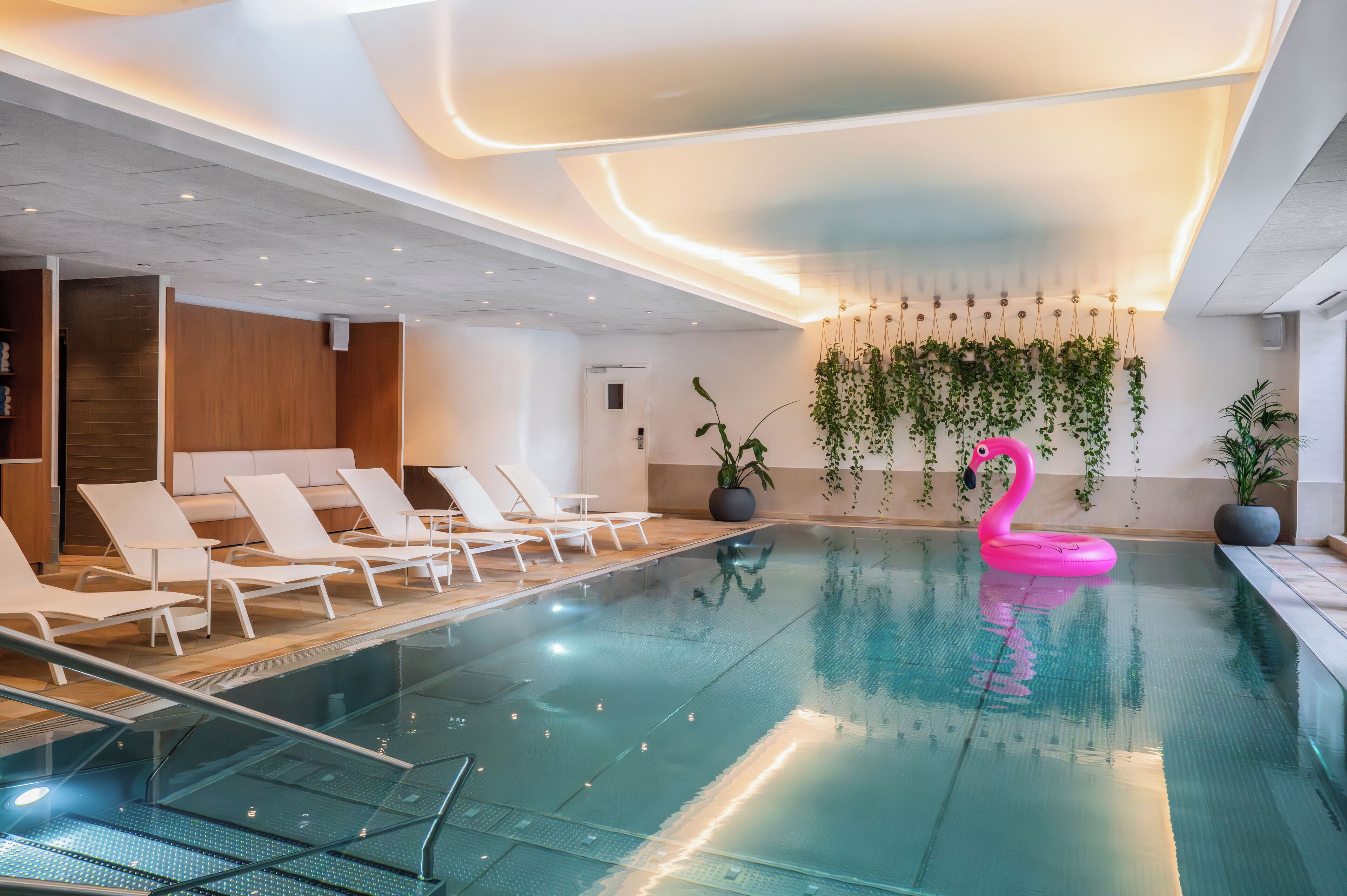 Piscine couverte, chaises longues