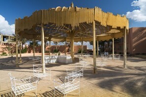 من حمّامات السباحة المغطاة، حمّام سباحة خارجي، مقاعد للتشمس
