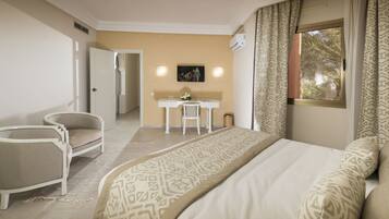 Minibar, coffres-forts dans les chambres, draps fournis