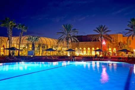 Una piscina techada, una piscina al aire libre
