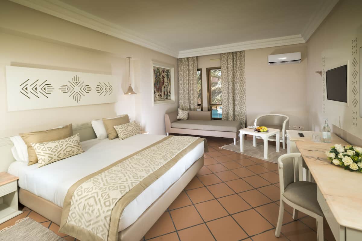 Minibar, in-room safe, bed sheets