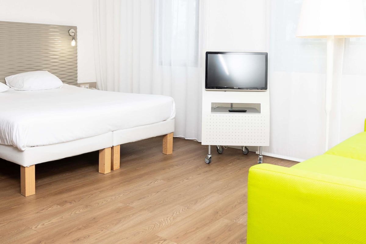 Premium bedding, Select Comfort beds, desk, blackout drapes