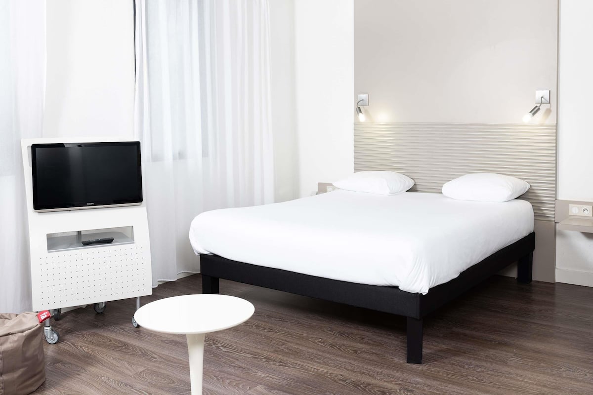 Premium bedding, Select Comfort beds, desk, blackout drapes