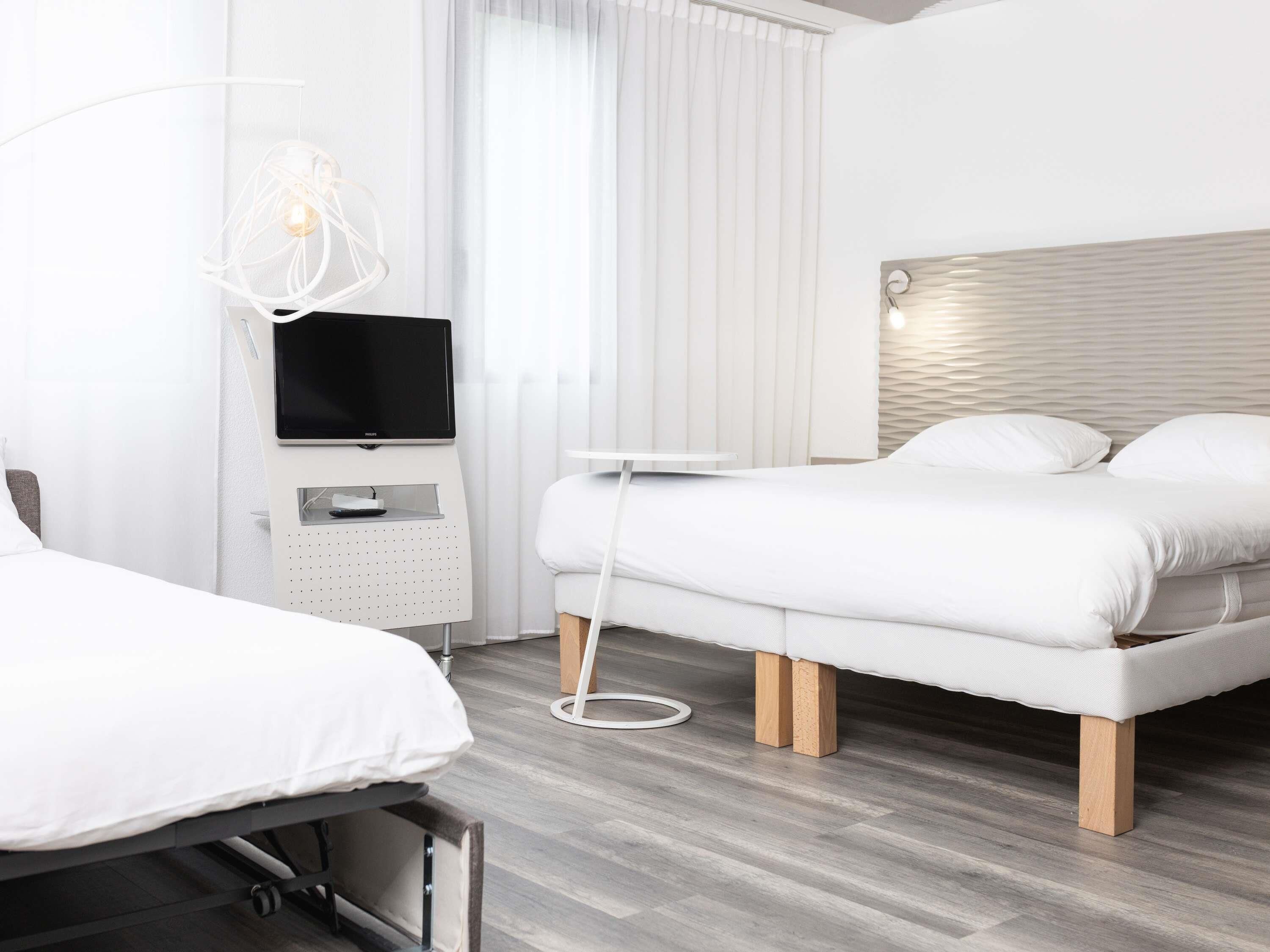 Suite familiar, varias camas | Ropa de cama de alta calidad, colchones Select Comfort, escritorio