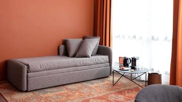 Phòng Suite Superior, 1 giường đôi và sofa giường | Bộ đồ giường cao cấp, nệm Select Comfort, bàn, màn/rèm cản sáng