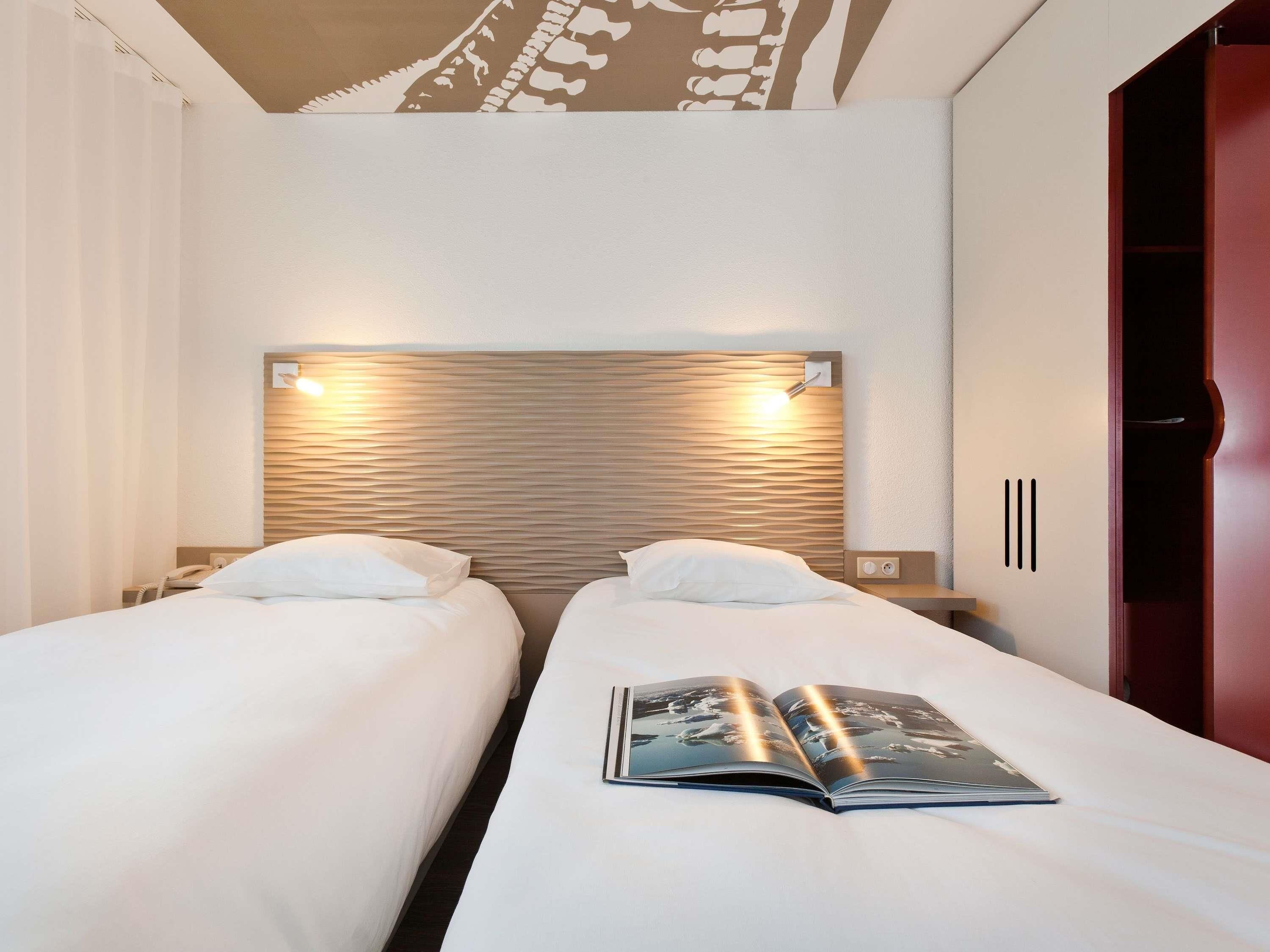 Literie de qualité, lit avec matelas Select Comfort, bureau