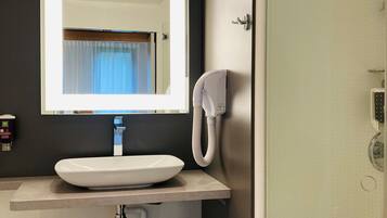 Suite Familiale, plusieurs lits | Salle de bain | Baignoire et douche séparées, articles de toilette écologiques