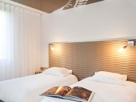 Habitación estándar, 2 camas individuales | Ropa de cama de alta calidad, colchones Select Comfort, escritorio