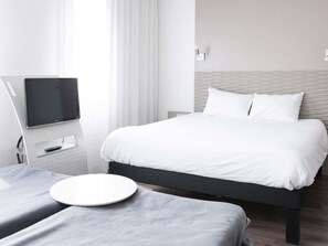 Perhesviitti, useita sänkyjä | Ylelliset vuodevaatteet, Select Comfort -patjalliset sängyt, työpöytä