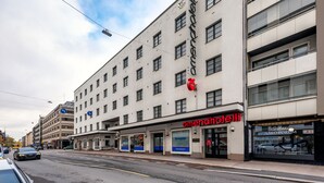 A multi-story hotel with a prominent 'omenahotelli' sign, featuring a modern facade with large windows and a flat roof. - Omena Hotel Turku Humalistonkatu (Turku)