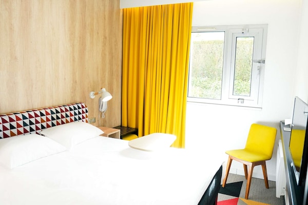 Premium bedding, soundproofing, iron/ironing board, free WiFi