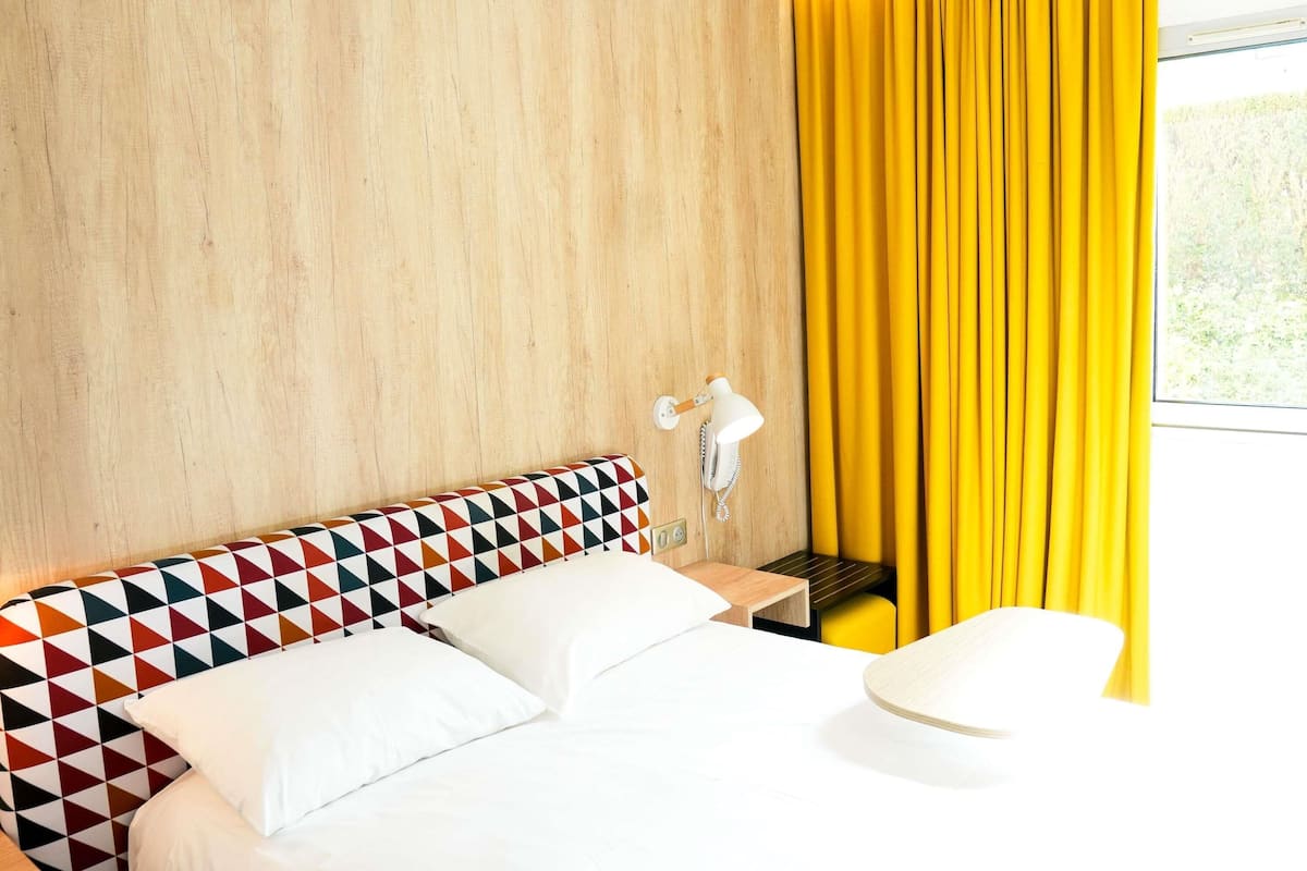 Standard-Doppelzimmer, 1 Doppelbett | Hochwertige Bettwaren, schallisolierte Zimmer, Bügeleisen/Bügelbrett