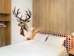 Habitación doble estándar, 1 cama matrimonial | Ropa de cama de alta calidad y insonorización 