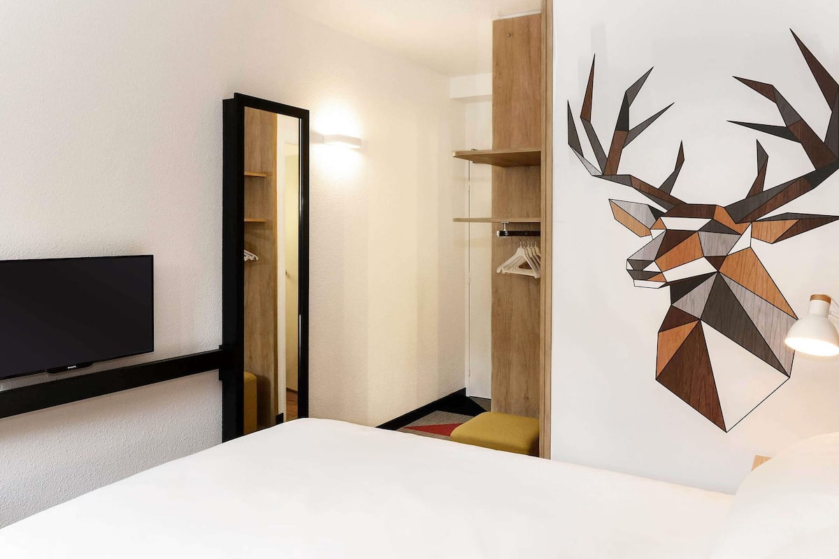 Premium bedding, soundproofing, iron/ironing board, free WiFi