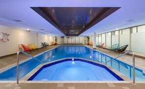 Piscine intérieure, accès possible de 6 h à 22 h, chaises longues