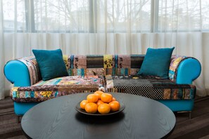 ملاءات من القطن المصري وأغطية فراش متميزة وميني بار وخزنة داخل الغرفة