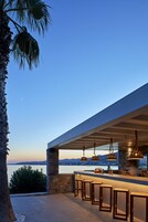 2 bars/lounges, 2 poolside bars