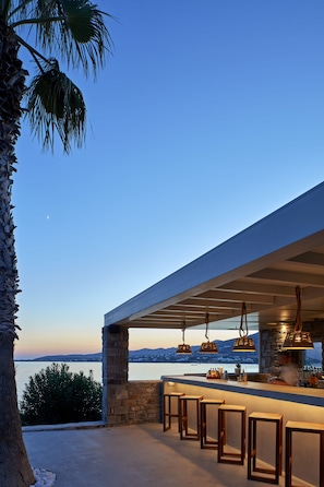 2 Bars/Lounges, 2 Poolbars