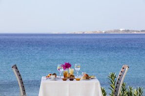 Serveert lunch, diner, Mediterrane gerechten, uitzicht op de zee 