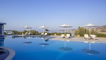 2 piscines extérieures, parasols de plage, chaises longues