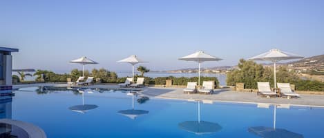 2 piscines extérieures, parasols de plage, chaises longues