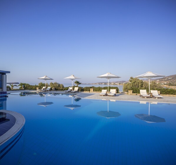 2 piscines extérieures, parasols, chaises longues