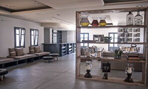 2 bars/lounges, 2 poolside bars
